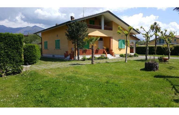 5 bedrooms House in Massa, Italy No. 255076