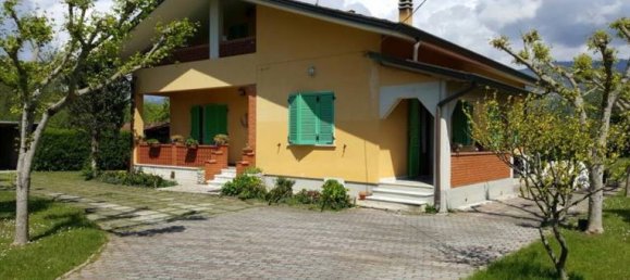5 bedrooms House in Massa, Italy No. 255076 7
