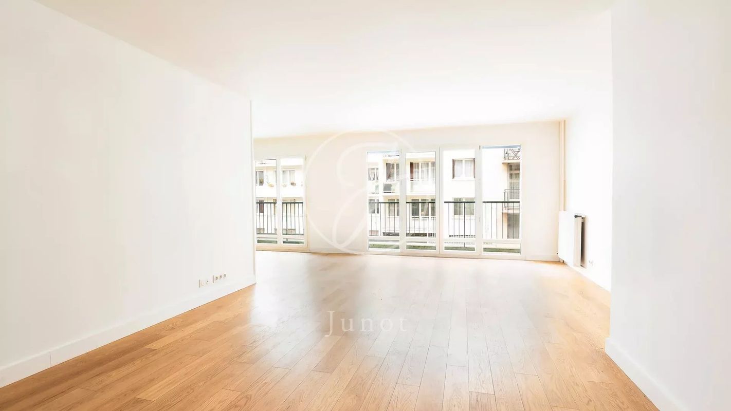 Apartamento de 3 dormitorios en Paris, France No. 150113