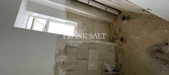  Shop in Msida, Malta No. 13219 2