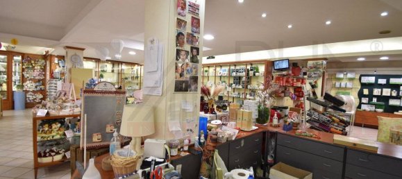 4غرفة عقار تجاري في Rome, Italy رقم 85110 10