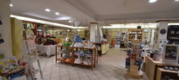 4غرفة عقار تجاري في Rome, Italy رقم 85110 4