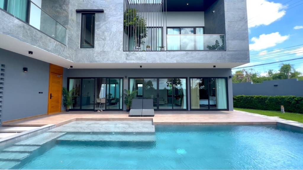 Вилла с 4 спальнями в Банг Ламунг, Таиланд № 23474