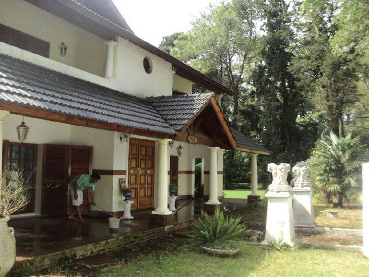 6 bedrooms House in Ituzaingo, Argentina No. 9548