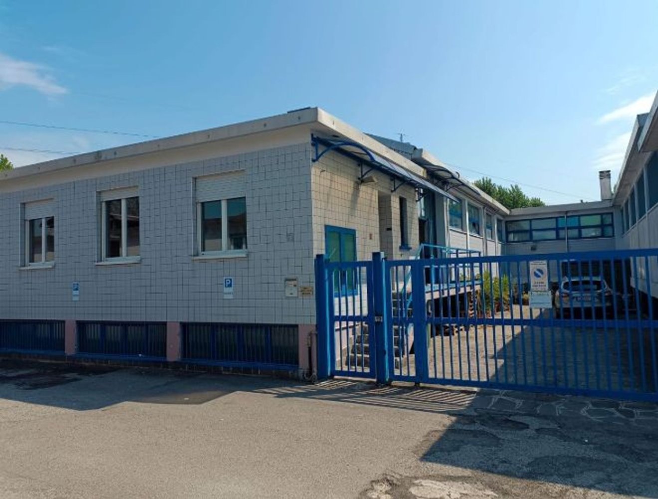 700m² Warehouse in Cinisello Balsamo, Italy No. 149538