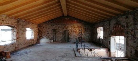 3 rooms Apartment in Lucca, Italy No. 39117 2