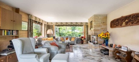 5 bedrooms House in Eimsbuttel, Germany No. 22169 2