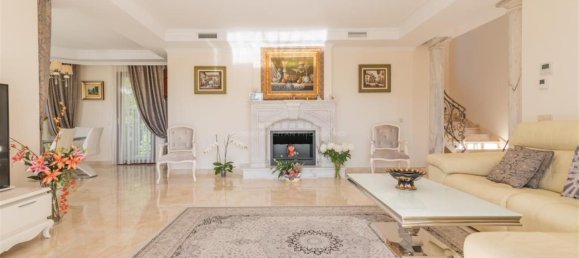 5 bedrooms Villa in Marbella, Spain No. 114772 4