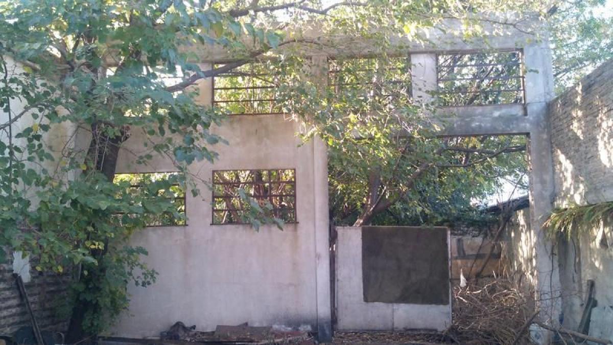 372m² Commercial property in Lomas de Zamora, Argentina No. 29552