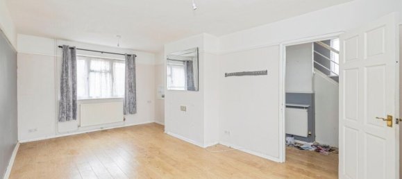 2 bedrooms House in Bushey, United Kingdom No. 6214 5