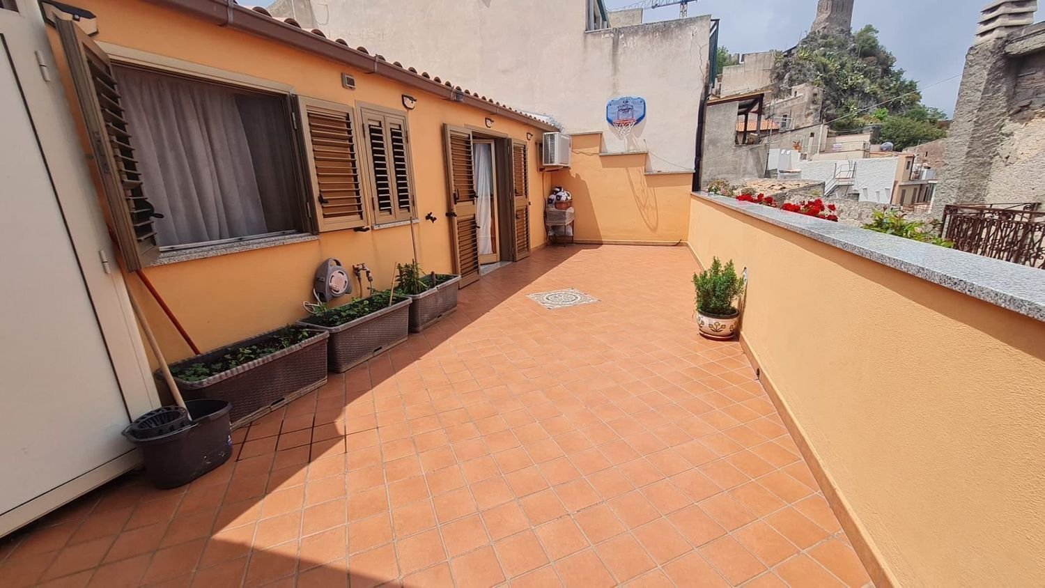 Casa de 6 habitaciónes en Forza d'Agrò, Italy No. 24119