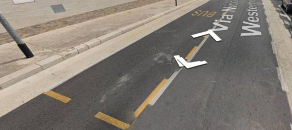 72m² Commercial property in Bari, Italy No. 305287 6