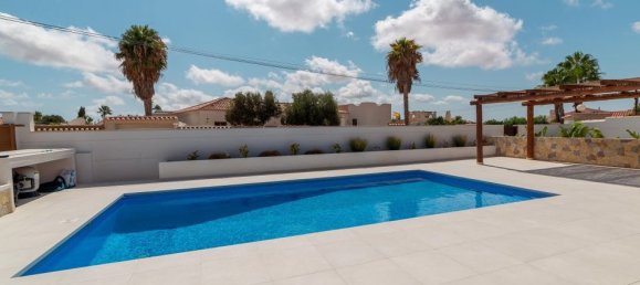 4 bedrooms Villa in Elda, Spain No. 183585 2