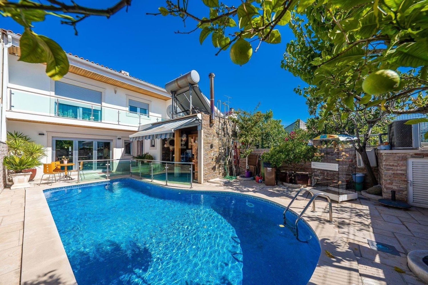 Villa de 4 dormitorios en Corroios, Portugal No. 131092