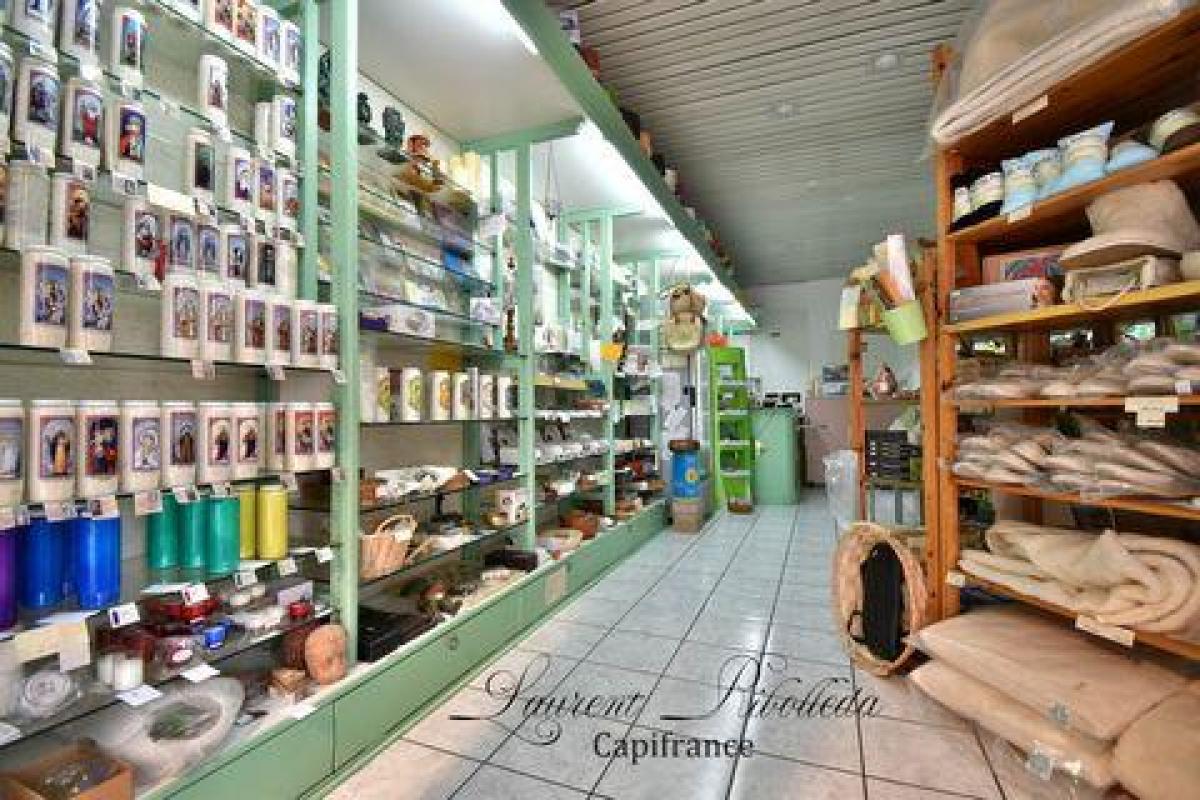 230m² Office in Agen, France No. 18700