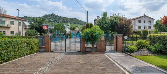 3 bedrooms Villa in Montecchio Maggiore, Italy No. 269281 2