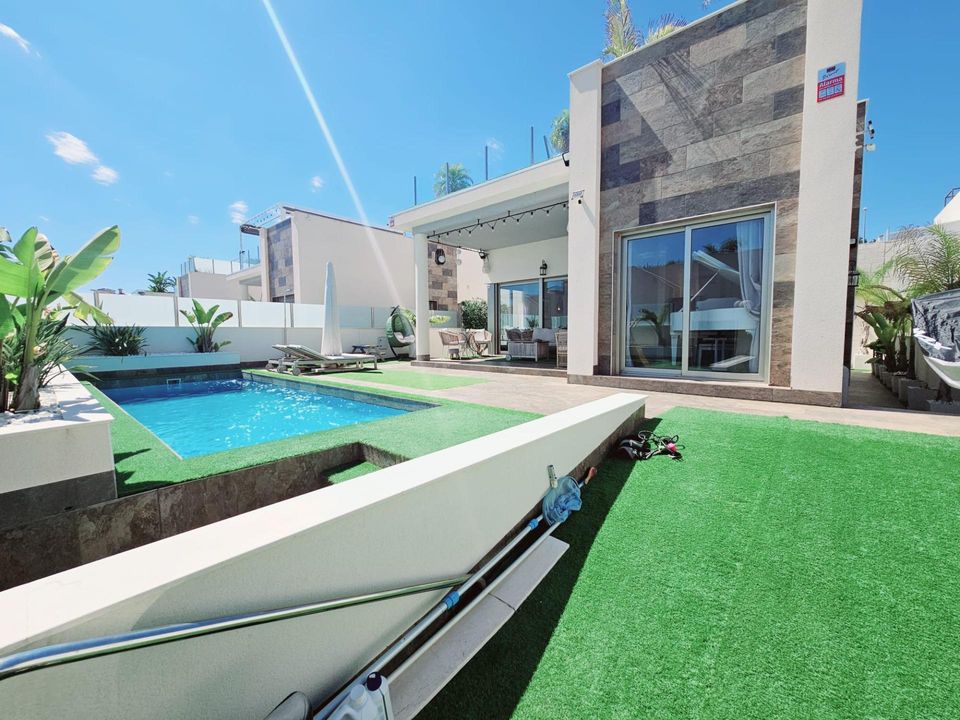 Casa de 5 dormitorios en Alicante, Spain No. 200915