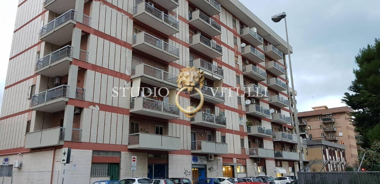 5 rooms Apartment in Bari, Italy No. 25522