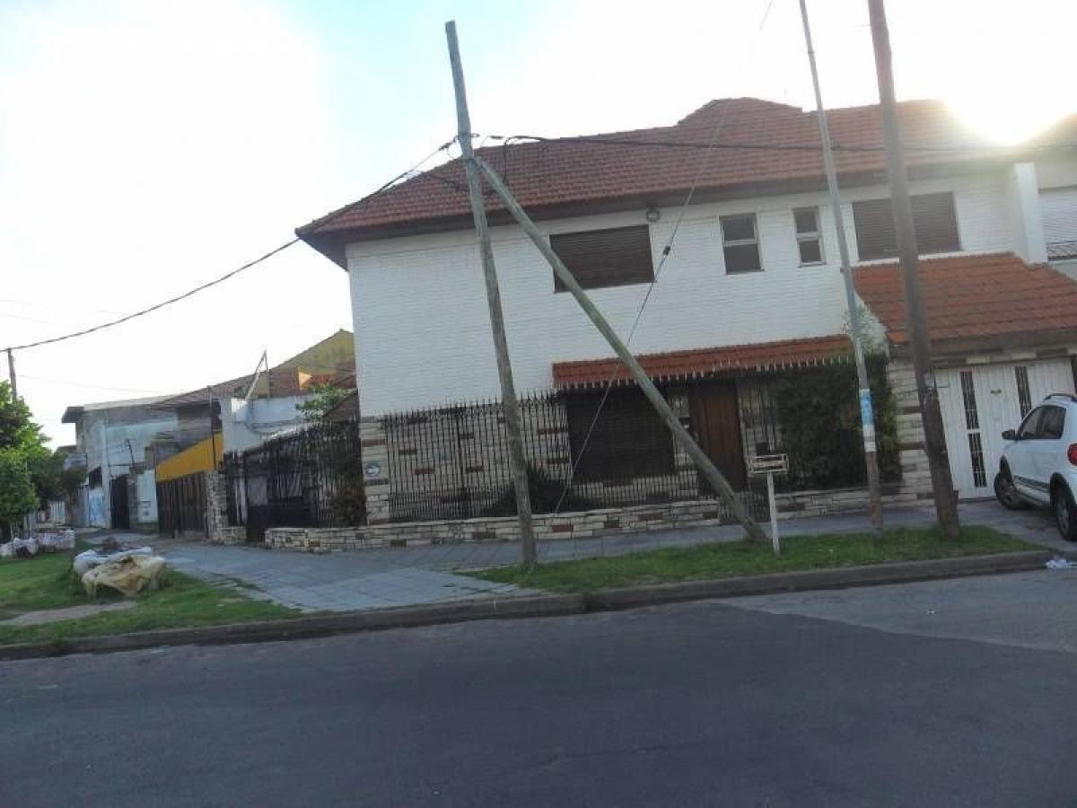 Дом с 3 спальнями в Ланус, Аргентина № 52210