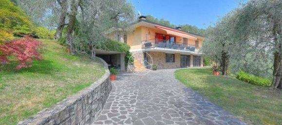 3 rooms Villa in Gardone Riviera, Italy No. 8012 3