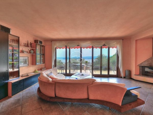3 rooms Villa in Gardone Riviera, Italy No. 8012