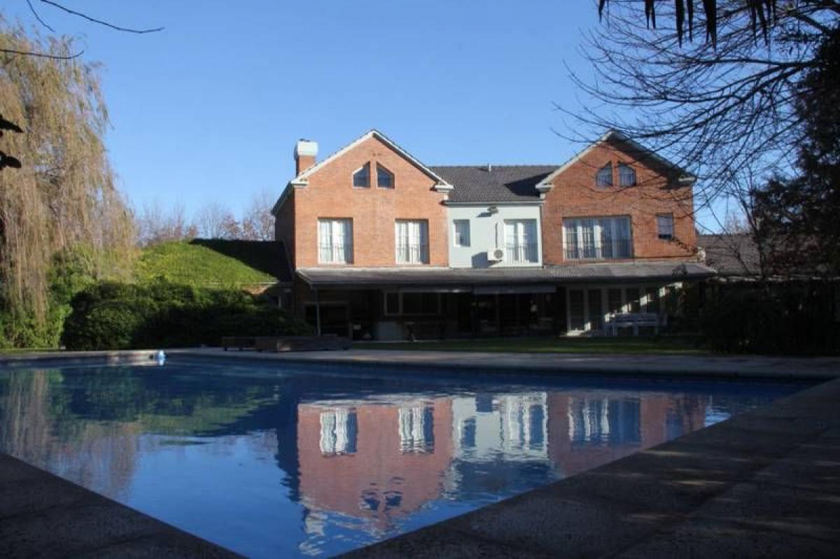 5 bedrooms House in Malvinas Argentinas, Argentina No. 12241