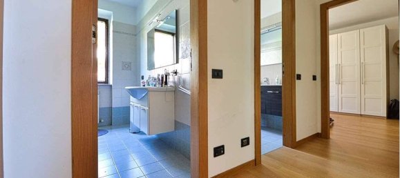 3 bedrooms Apartment in Capiago Intimiano, Italy No. 378441 3