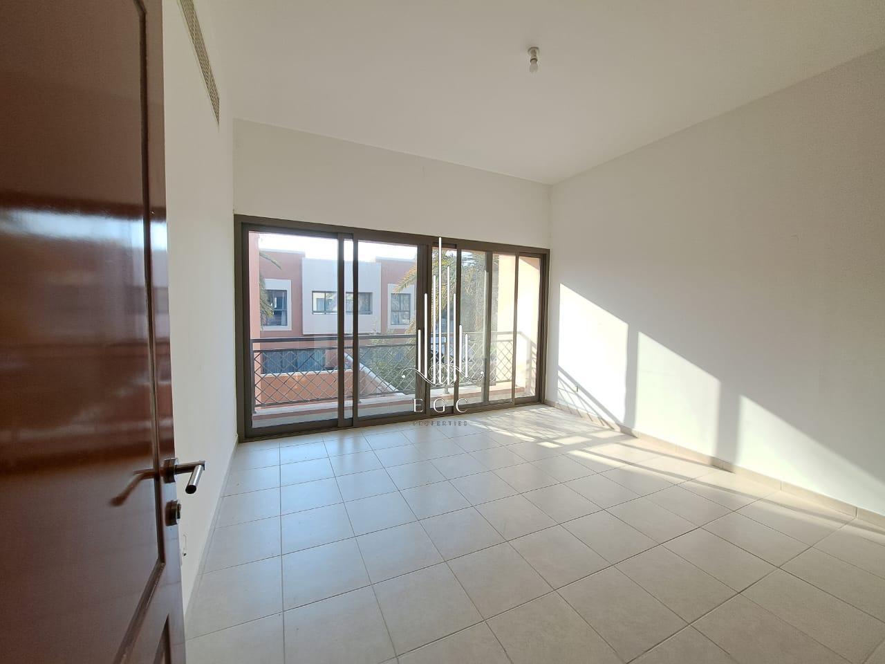 Вилла с 4 спальнями в Abu Dhabi Gate City, ОАЭ № 39977