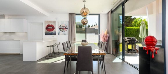 4 bedrooms Villa in Estepona, Spain No. 119678 10