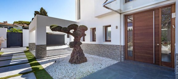 4 bedrooms Villa in Estepona, Spain No. 119678 8