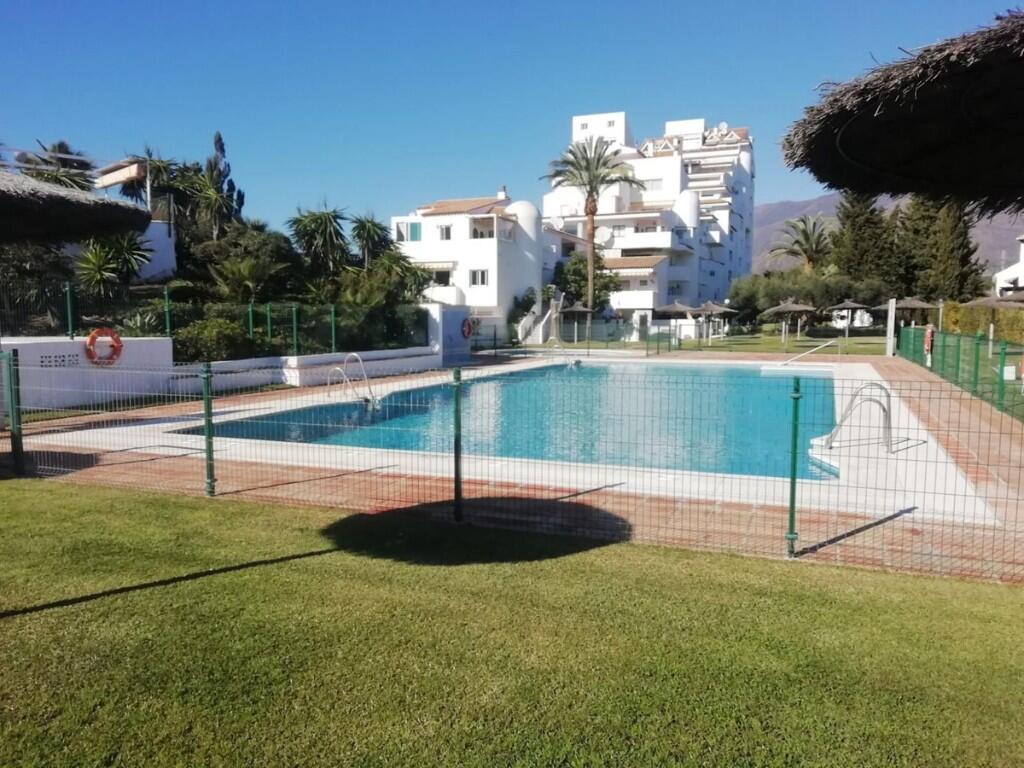 Apartamento de 2 dormitorios en Estepona, Spain No. 256388