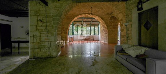 4 bedrooms House in Bitonto, Italy No. 65980 4