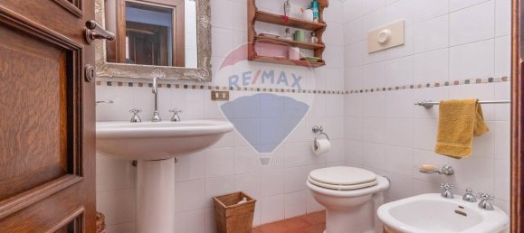 5 rooms Apartment in Binago, Italy No. 38333 14