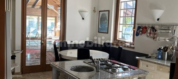 4 Schlafzimmer Villa in Erba, Italy, Nr. 2863 3