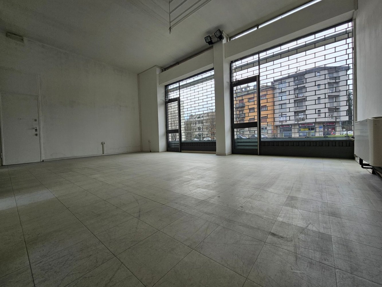  عقار تجاري في Mariano Comense, Italy 120متر مربع رقم 11574