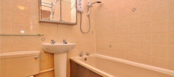 1 bedroom House in Surrey, United Kingdom No. 8606 5