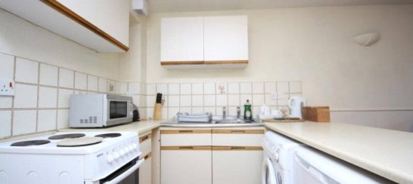 1 bedroom House in Surrey, United Kingdom No. 8606 3