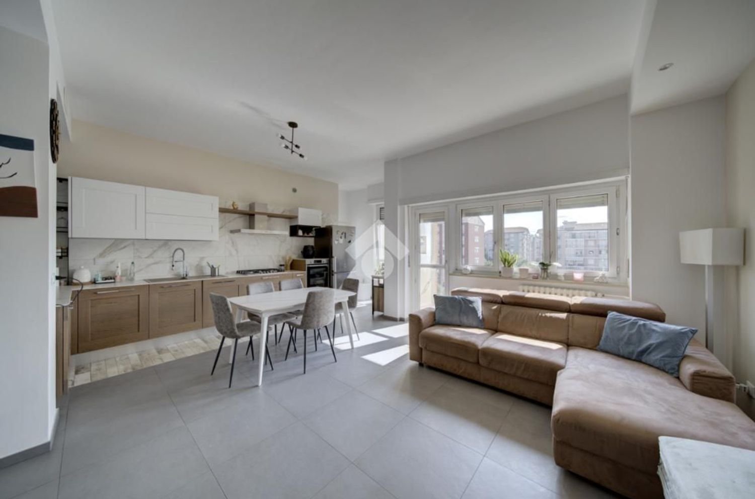 4-salle Appartement à Turin, Italy No. 281186