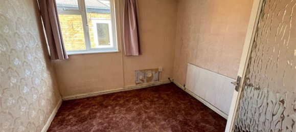 3 bedrooms Bungalow in Watford, United Kingdom No. 6779 5