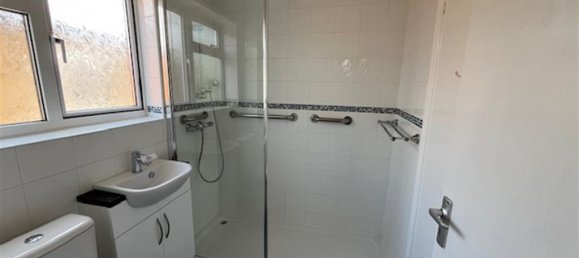 3 bedrooms Bungalow in Watford, United Kingdom No. 6779 6