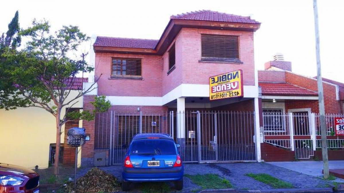 Дом с 6 спальнями в Ланус, Аргентина № 56396