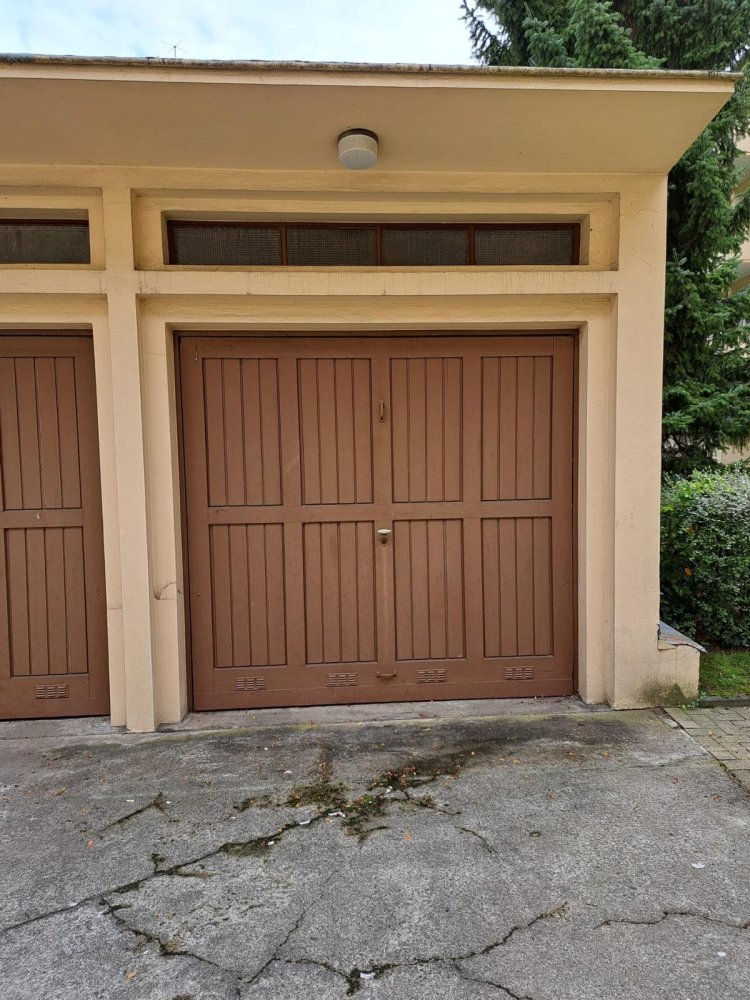 Estacionamiento en Duisburg, Germany No. 243318