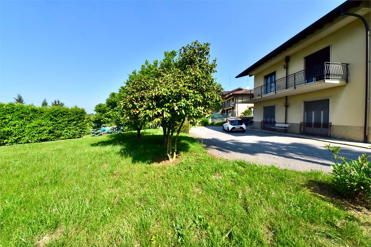10 rooms Apartment in Capiago Intimiano, Italy No. 379821