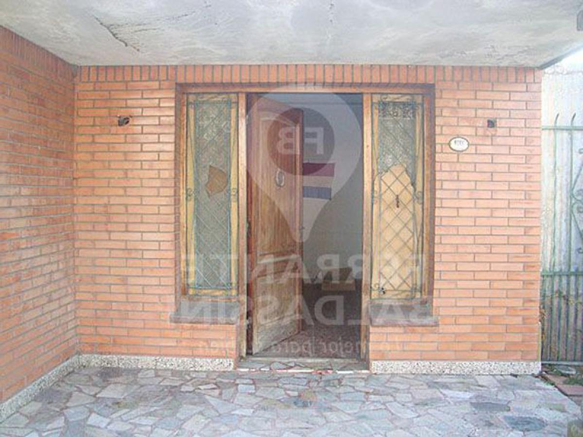 4 bedrooms House in Almirante Brown, Argentina No. 69573