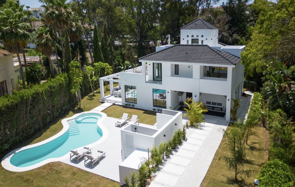Villa de 5 dormitorios en Marbella, Spain No. 35623