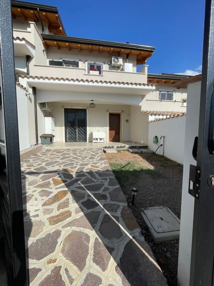 Casa de 3 habitaciónes en Rome, Italy No. 278560