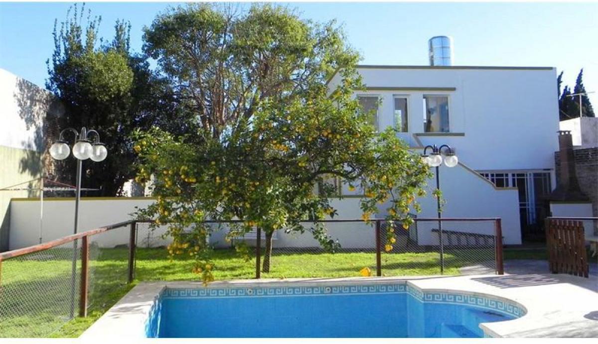 4 bedrooms House in Lanus, Argentina No. 16622