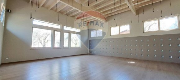 Коммерческая недвижимость с 3 комнатами в Фоссачезия, Италия № 62678 2