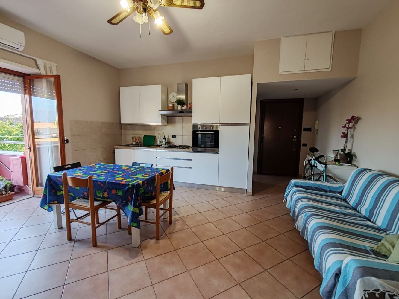 3-salle Appartement à Fiumicino, Italy No. 72597