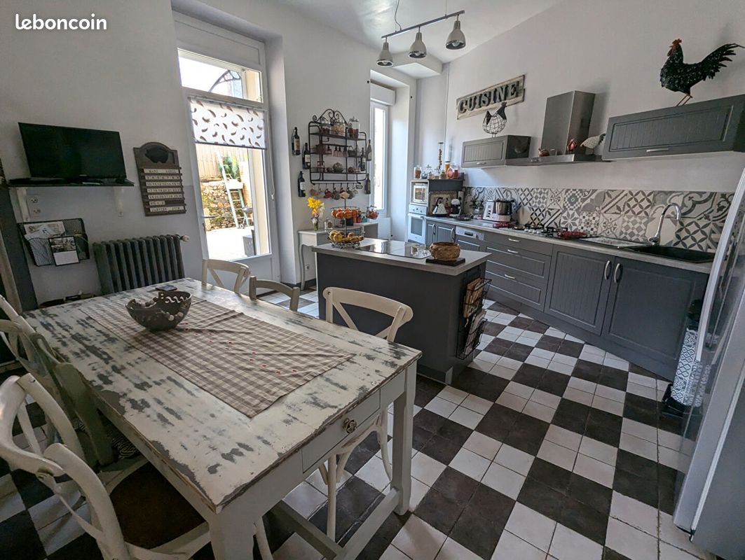 Casa de 6 dormitorios en Segre, France No. 323441